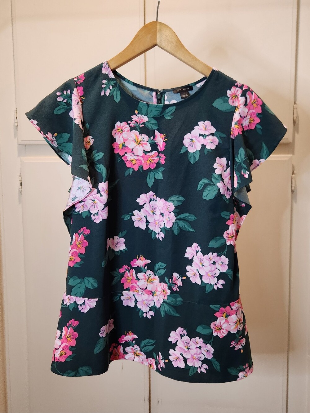 Ann taylor green with pink flowers shortsleeves blouse